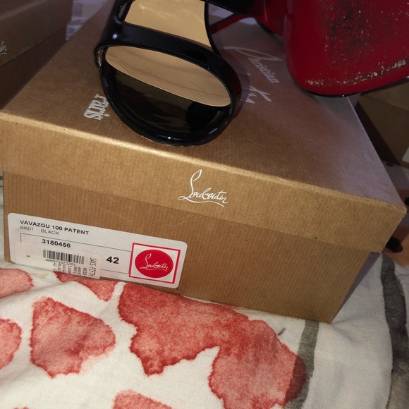 Size 42 Christian Louboutin like new - Picture 2 of 3